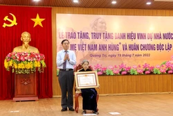 Phó Bí thư Thường trực Tỉnh ủy, Chủ tịch HĐND tỉnh Quảng Trị Nguyễn Đăng Quang trao danh hiệu Bà mẹ Việt Nam Anh hùng” cho cụ bà Lê Thị Mót, xã Gio Sơn, huyện Gio Linh. Ảnh: Nguyên Lý-TTXVN