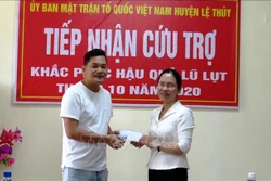 Thông qua Mặt trận Tổ quốc Việt Nam huyện Lệ Thủy (Quảng Bình), ông Huỳnh Phi Hùng -Giám đốc Công ty Vstar Land (Thành phố Hồ Chí Minh) đã gửi hỗ trợ 30 suất quà tặng các ngư dân địa phương đã dũng cảm vượt lũ cứu người.Ảnh: Võ Dung-TTXVN