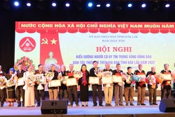 Trao tặng Giấy khen cho 100 người có uy tín trong vùng đồng bào dân tộc thiểu số. Ảnh: Tuấn Anh – TTXVN 