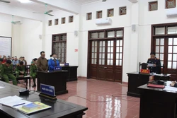 Kiểm sát viên đọc bản luận tội đối với hai bị cáo Bàn Thị Quý và Sùng A Sua. Ảnh: Vũ Hà- TTXVN 