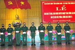 Lễ bàn giao 42 cán bộ sỹ quan, quân nhân chuyên nghiệp thuộc Bộ Chỉ huy Quân sự tỉnh cho Bộ Chỉ huy Bộ đội Biên phòng tỉnh Quảng Nam. Ảnh: Trần Tĩnh - TTXVN