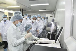 Thủ tướng Phạm Minh Chính thăm Công ty TNHH MTV Vắc xin và Sinh phẩm số 1 (VABIOTECH). Ảnh: TTXVN