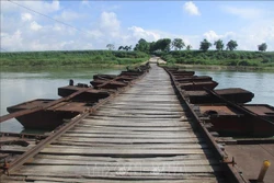 Cầu phao Cẩm Vân, xã Cẩm Vân, huyện miền núi Cẩm Thủy, tỉnh Thanh Hóa xuống cấp nghiêm trọng, ảnh hưởng tới việc đi lại của người dân. Ảnh: Nguyễn Nam-TTXVN 