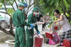 Cán bộ, chiến sĩ Sư đoàn 5, Quân khu 7 cùng các lực lượng chức năng quận Bình Thạnh giúp người dân sống tại các khu trọ, nhà lụp sụp, nhà ven kênh di dòi về ở tại Nhà nghỉ Công đoàn Thanh Đa quận Bình Thạnh để đảm bảo an sinh xã hội và phòng, chống dịch C
