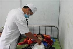 Bác sỹ thăm, khám cho bệnh nhân mắc bệnh bạch hầu. Ảnh: Dư Toán – TTXVN