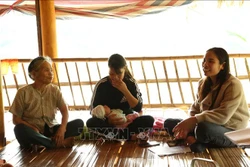 Tuyên truyền công tác dân số đến từng hộ gia đình tại xã Yên Thắng, huyện Lục Yên, tỉnh Yên Bái. Ảnh: Đức Tưởng - TTXVN