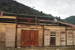 Gần 100 ngôi nhà ở Lai Châu bị sập và tốc mái do giông lốc. Ảnh: TTXVN phát