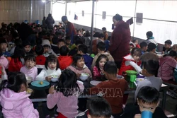 Bữa ăn trưa đảm bảo sức khỏe cho học sinh tiểu học Sa Pa (Lào Cai) trong những ngày giá rét. Ảnh: Quốc Khánh - TTXVN