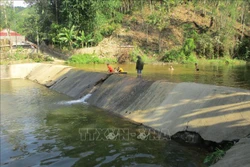Đập dâng Bai Bò, xã Thanh Quân, huyện Như Xuân (Thanh Hóa) xây dựng cách đây 18 năm, đến nay đã hư hỏng nặng, thân đập bằng bê tông đã bị nứt, vỡ, lòng đập bị bồi lắng, có nguy cơ vỡ đập khi mưa bão về. Ảnh: Nguyễn Nam