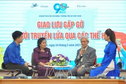 Giao lưu với cán bộ Đoàn thanh niên TTXVN qua các thế hệ. Ảnh: Minh Đức - TTXVN