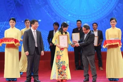 Phó Tổng Giám đốc Thông tấn xã Việt Nam Nguyễn Tuấn Hùng và Phó Tổng Biên tập báo Nhân Dân Đinh Như Hoan trao giải Ba cho các tác giả đạt giải. Ảnh: Thanh Tùng - TTXVN 