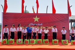 Tỉnh Đoàn Kon Tum trao tặng túi an sinh hỗ trợ cho các em học sinh có hoàn cảnh khó khăn tại xã biên giới Đăk Xú (huyện Ngọc Hồi, tỉnh Kon Tum). Ảnh: Khoa Chương - TTXVN 