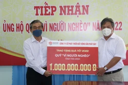 Chủ tịch Ủy ban Mặt trận Tổ quốc Việt Nam tỉnh Trà Vinh Nguyễn Văn Triết (bên trái) tiếp nhận 1 tỷ đồng hỗ trợ quà tết hộ nghèo từ Công ty Cổ phần Phát triển Bất động sản Phát Đạt. Ảnh: Thanh Hòa - TTXVN 