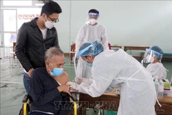 Nhân viên y tế tiêm vaccine phòng COVID-19 cho người cao tuổi, người có bệnh lý nền tại các quận, huyện trên địa bàn. Ảnh: Trần Lê Lâm - TTXVN 