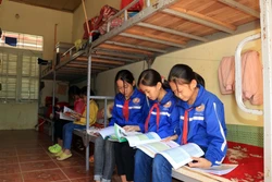 Học sinh Trường Tiểu học và Trung học cơ sở Mường Tè, huyện Vân Hồ ôn bài ngoài giờ lên lớp. Ảnh: Hữu Quyết - TTXVN