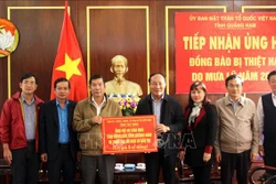 Ông Võ Xuân Ca - Chủ tịch Ủy ban Mặt trận Tổ quốc Việt Nam tỉnh Quảng Nam tiếp nhận quà hỗ trợ đồng bào bị thiệt hại do Đoàn công tác tỉnh Tây Ninh tặng. Ảnh: Trịnh Bang Nhiệm - TTXVN