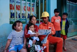 Điện lực Gia Lai tuyên truyền, hướng dẫn khách hàng sử dụng điện an toàn, tiết kiệm. Ảnh: Hồng Điệp - TTXVN