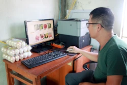 Anh Lương Xuân Bắc (xã Trực Hưng, huyện Trực Ninh, tỉnh Nam Định) bán các sản phẩm nông nghiệp của gia đình qua sàn thương mại điện tử Postmart. Ảnh: Nguyễn Lành – TTXVN