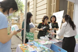 Khách tham quan các gian trưng bày sách tại Ngày Sách và Văn hoá đọc 2023. Ảnh: Minh Quyết - TTXVN 