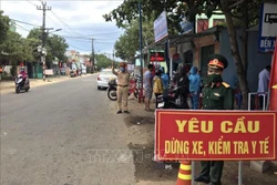 Một chốt kiểm dịch trên các tuyến đường có đông người qua lại tại tỉnh Quảng Nam. Ảnh: Trịnh Bang Nhiệm - TTXVN