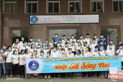 Sinh viên tình nguyện thể hiện quyết tâm trước khi lên đường hỗ trợ tỉnh Bình Dương chống dịch COVID-19. Ảnh: TTXVN phát 