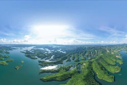 Hồ Tà Đùng tại xã Đắk Som, huyện Đắk G’long (Đắk Nông) được ví như “Vịnh Hạ Long trên cao nguyên” với diện tích gần 5.000 ha mặt nước và hơn 40 hòn đảo, bán đảo lớn nhỏ tạo nên cảnh quan thiên nhiên vô cùng độc đáo. Ảnh: TTXVN phát