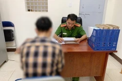 Cơ quan Công an huyện Ea H’leo, tỉnh Đắk Lắk làm việc với N.C.C. Ảnh: TTXVN phát 