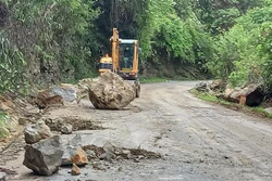 Vị trí đá lăn gây ác tắc giao thông trên Quốc lộ 279D. Ảnh: TTXVN phát 