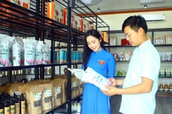 Giới thiệu sản phẩm từ sen của Hợp tác xã Sen quê Bác. Ảnh: Tá Chuyên - TTXVN 