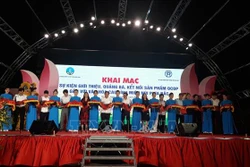 Cắt băng khai mạc sự kiện giới thiệu, quảng bá sản phẩm OCOP gắn với văn hóa các tỉnh miền núi phía Bắc. Ảnh: Phương Anh - TTXVN