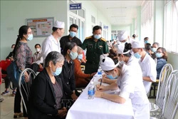Các đối tượng là người có công, người nghèo đến Bệnh viện quân y 211 khám. Ảnh: Hồng Điệp - TTXVN