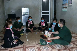 Lực lượng biên phòng Lai Châu đa dạng các hình thức tuyên truyền bầu cử. Ảnh: Nguyễn Oanh-TTXVN