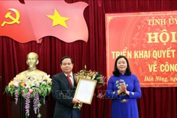 Đồng chí Bùi Thị Minh Hoài, Bí thư Trung ương Đảng, Trưởng Ban Dân vận Trung ương trao quyết định của Bộ Chính trị cho đồng chí Điểu Kré. Ảnh: Hưng Thịnh – TTXVN