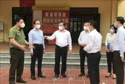 Bí thư Thành ủy Hà Nội Đinh Tiến Dũng kiểm tra công tác chuẩn bị bầu cử tại huyện Đông Anh. Ảnh: Văn Cảnh-TTXVN
