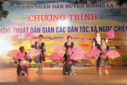 Chương trình văn nghệ do người dân bản địa biểu diễn tại xã Ngọc Chiến, huyện Mường La. Ảnh: Quang Quyết-TTXVN