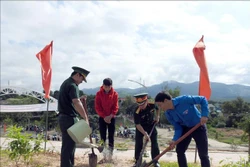 Các đại biểu trồng cây tại lễ ra quân Chiến dịch Thanh niên Tình nguyện hè 2020. Ảnh: Cao Nguyên-TTXVN