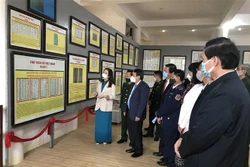 Buổi triển lãm lưu động đã thu hút đông đảo các tầng lớp nhân dân đến tham quan, tìm hiểu, nghiên cứu. Ảnh: Thanh Thủy-TTXVN 