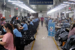 Công nhân Công ty Cổ phần đầu tư quốc tế Phong Phú - Phú Yên sản xuất đảm bảo an toàn phòng chống dịch COVID-19. Ảnh: Xuân Triệu - TTXVN 