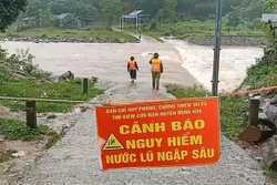 Bộ đội Biên phòng Quảng Bình tại các địa bàn, khu vực phối hợp với chính quyền địa phương rà soát, kiểm tra, cắm biển cảnh báo nguy hiểm tại các vùng ngập lụt, sạt lở...Ảnh: Võ Dung -TTXVN 