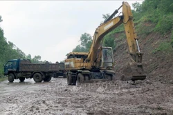 Khắc phục các điểm sạt lở mái ta luy dương trên tuyến ĐT 643 từ quốc lộ 1 đi các huyện Tuy An, Đồng Xuân và Sơn Hòa (Phú Yên). Ảnh: Xuân Triệu - TTXVN 