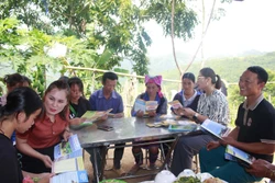 Tuyên truyền cho người dân tại xã Mường Cang (Than Uyên, Lai Châu) về Luật Hôn nhân và Gia đình, Luật Bình đẳng giới... Ảnh: Nguyễn Oanh - TTXVN 