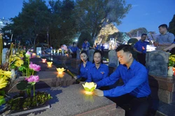 Bí thư Trung ương Đoàn, Chủ tịch Trung ương Hội Sinh viên Việt Nam Nguyễn Minh Triết, Bí thư Đoàn Khối Doanh nghiệp Trung ương Hoàng Thị Minh Thu thắp nến tri ân. Ảnh: Minh Đức - TTXVN