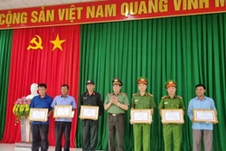 Công an tỉnh Đắk Lắk khen thưởng tổ chức, cá nhân có thành tích xuất sắc phát hiện, truy đuổi và bắt 3 đối tượng truy nã đặc biệt. Ảnh: TTXVN phát 
