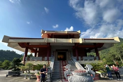 Đền thờ Chủ tịch Hồ Chí Minh toạ lạc trên ngọn núi Tếnh Chấy “linh thiêng” thuộc Khu di tích Quốc gia đặc biệt Pác Bó, xã Trường Hà, huyện Hà Quảng, tỉnh Cao Bằng. Ảnh: Chu Hiệu-TTXVN