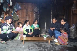 Giáo viên Trường THCS xã Phúc Than, huyện Than Uyên tới các hộ gia đình vận động học sinh ra lớp sau Tết. Ảnh: Việt Hoàng - TTXVN