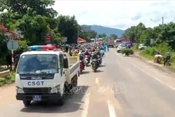 Lực lượng Phòng Cảnh sát giao thông Công an tỉnh Gia Lai đưa công dân từ Thành phố Hồ Chí Minh qua địa phận tỉnh Gia Lai. Ảnh: Quang Thái- TTXVN 
