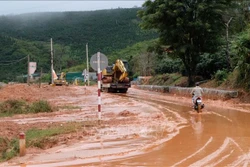 Mưa lũ gây sạt lở nhiều tuyến đường. Ảnh: Nguyễn Dũng – TTXVN 