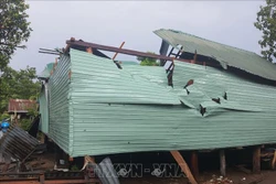 Hàng chục nhà dân tại huyện Kong Chro bị thiệt hại do cơn dông lốc chiều ngày 4/7. Ảnh: TTXVN phát