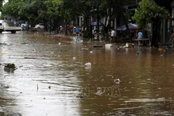 Mưa lớn gây ngập cục bộ tại tuyến đường Lê Thanh, phường Bắc Cường, thành phố Lào Cai. Ảnh: Quốc Khánh - TTXVN