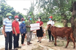 Các hộ dân được hỗ trợ sinh kế vui mừng, phấn khởi khi được trao hỗ trợ sinh kế từ lãnh đạo Hội Chữ thập đỏ tỉnh Quảng Bình. Ảnh: Võ Dung -TTXVN 
